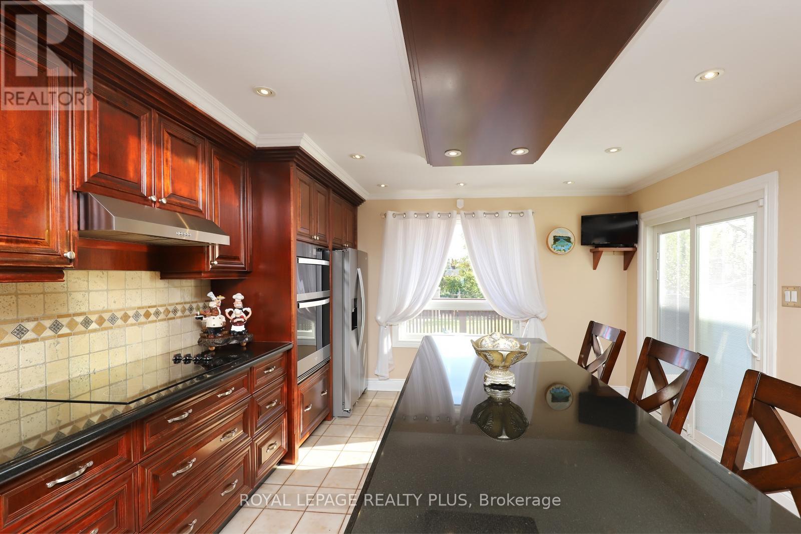 1086 Hedge Drive, Mississauga, Ontario L4Y 1G2 - Photo 8 - W12526900