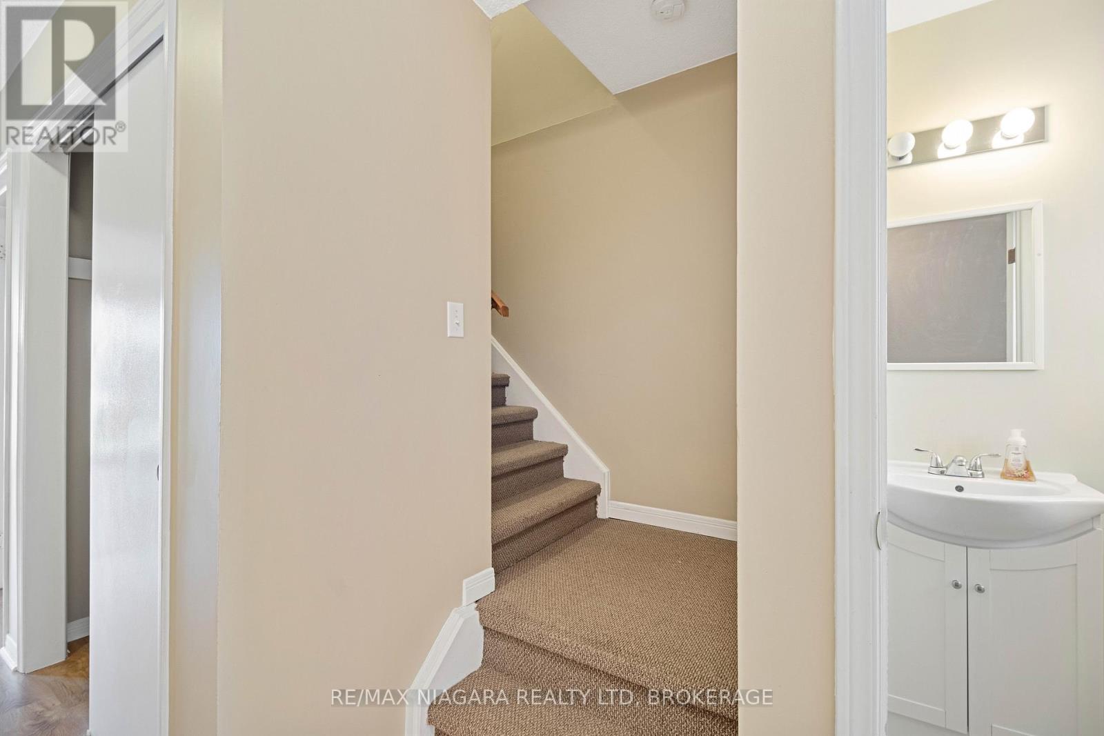 18 Julie Drive, Thorold, Ontario  L2V 4L5 - Photo 14 - X12497136