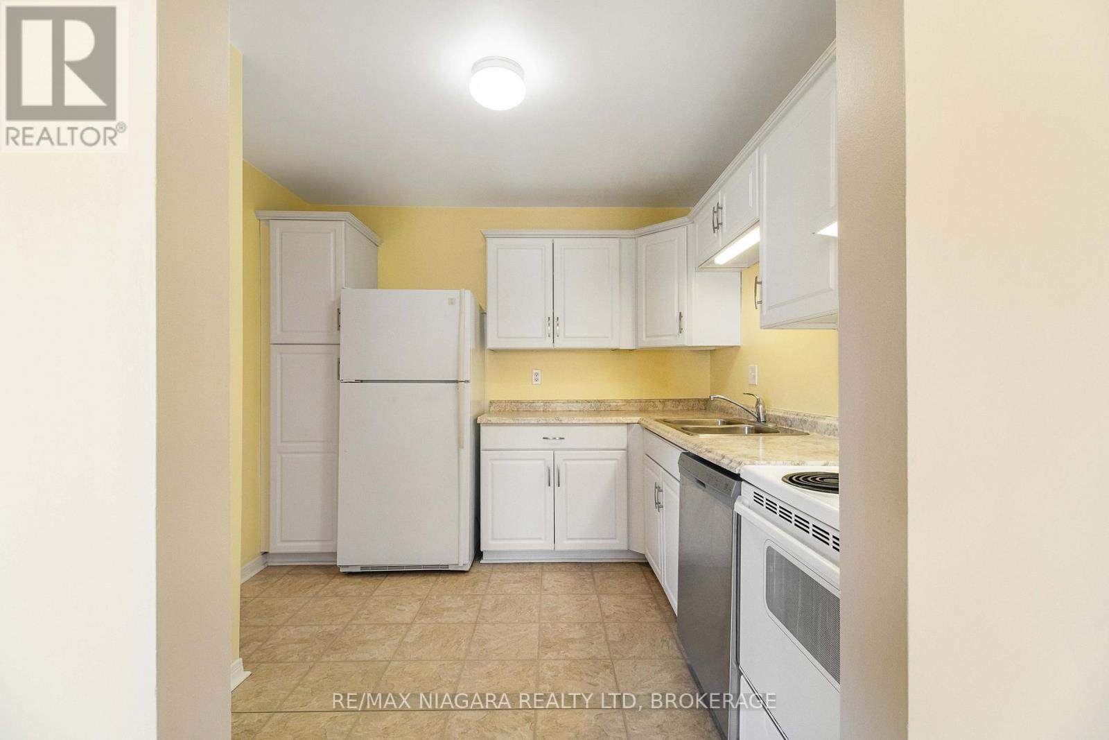 18 Julie Drive, Thorold, Ontario  L2V 4L5 - Photo 11 - X12497136