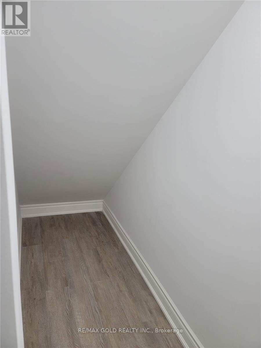 407 Queen Mary Drive, Brampton, Ontario  L7A 4K6 - Photo 10 - W12526834