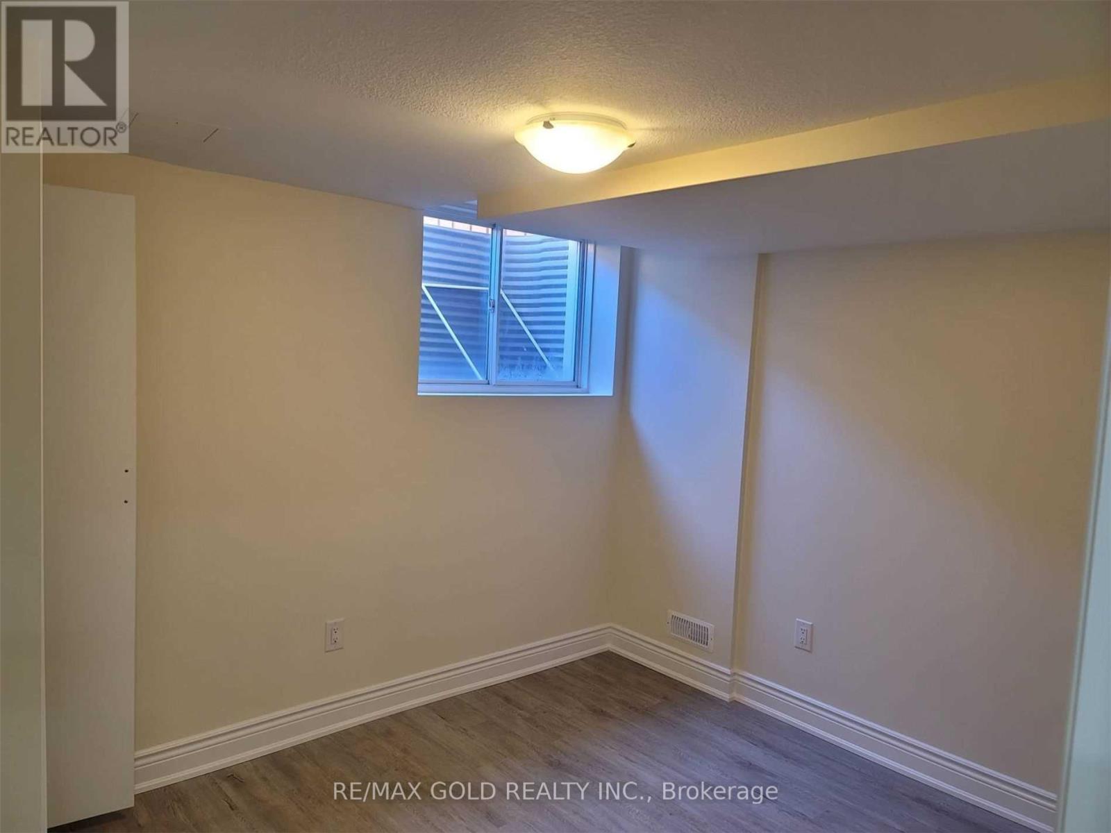 407 Queen Mary Drive, Brampton, Ontario  L7A 4K6 - Photo 6 - W12526834