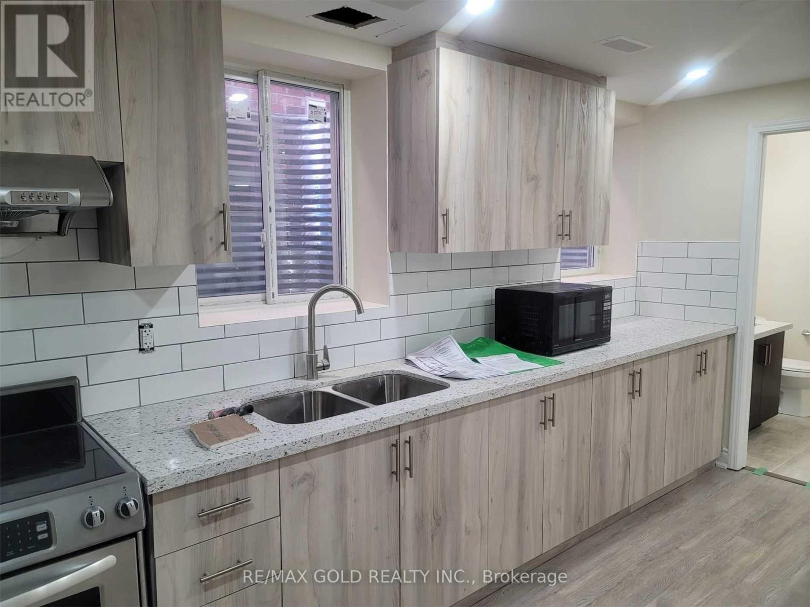 407 Queen Mary Drive, Brampton, Ontario  L7A 4K6 - Photo 2 - W12526834