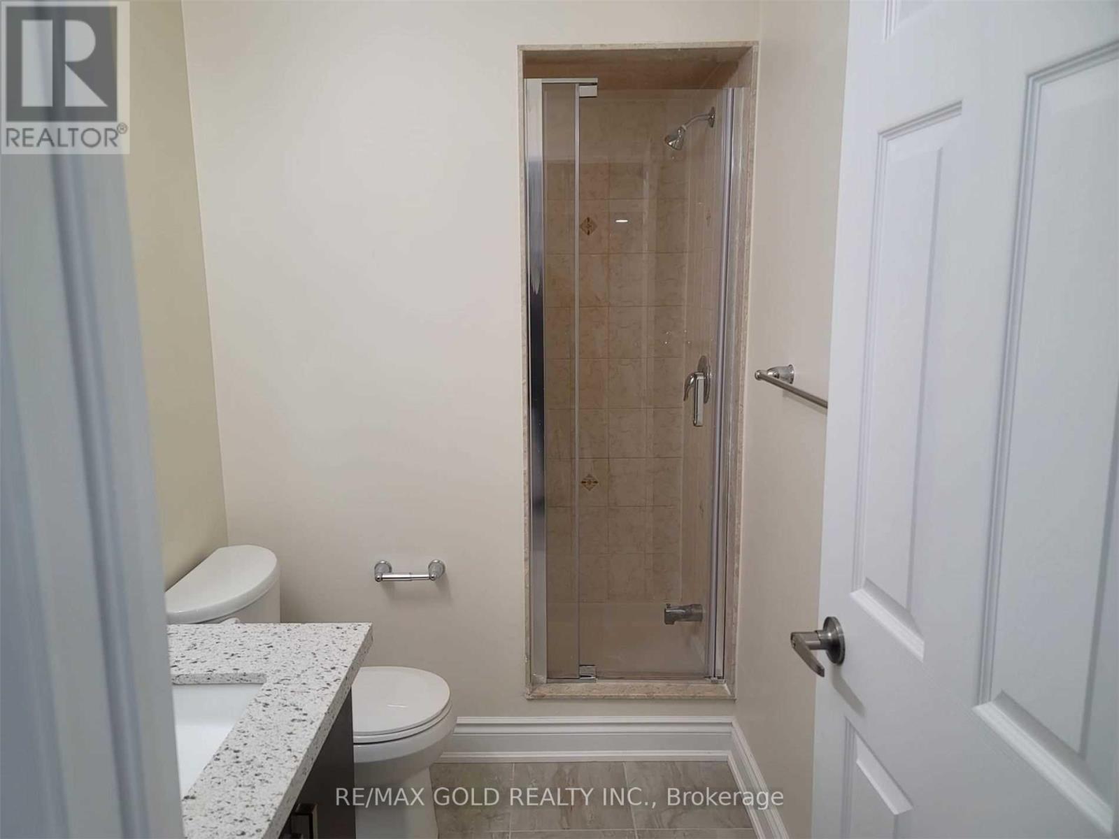 407 Queen Mary Drive, Brampton, Ontario  L7A 4K6 - Photo 8 - W12526834