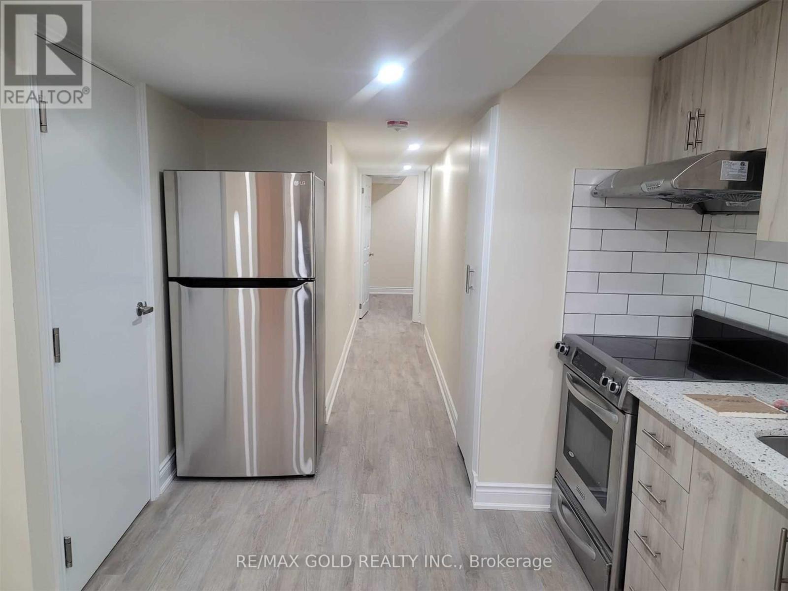 407 Queen Mary Drive, Brampton, Ontario  L7A 4K6 - Photo 4 - W12526834