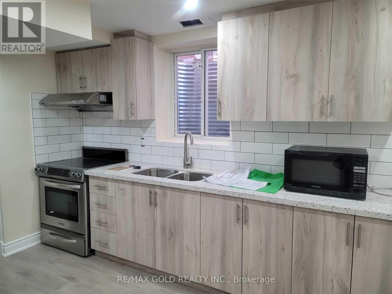 407 Queen Mary Drive, Brampton, Ontario  L7A 4K6 - Photo 3 - W12526834