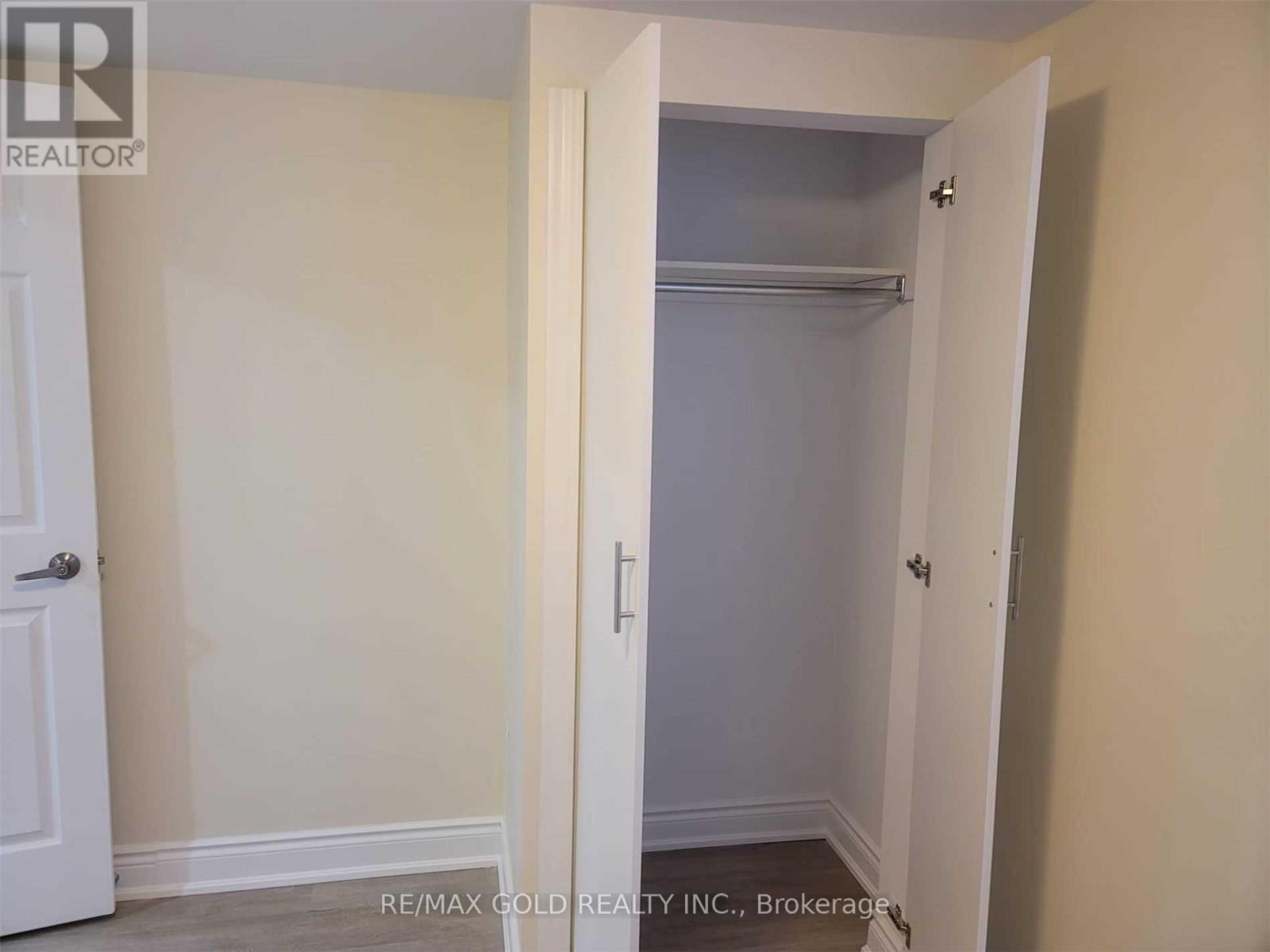 407 Queen Mary Drive, Brampton, Ontario  L7A 4K6 - Photo 7 - W12526834