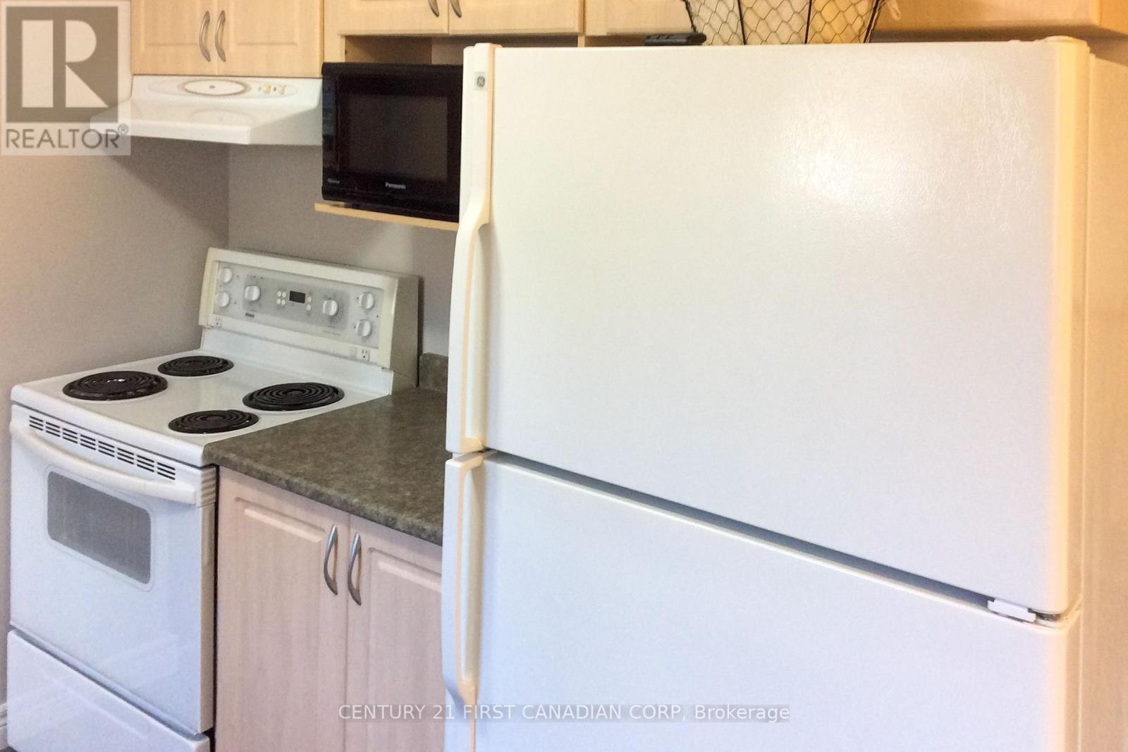 106 Angelo Drive, West Elgin, Ontario N0L 2P0 - Photo 21 - X12461950