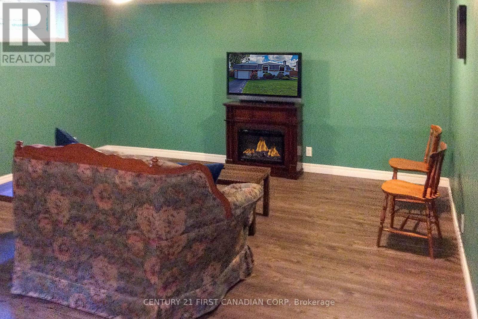 106 Angelo Drive, West Elgin, Ontario N0L 2P0 - Photo 32 - X12461950