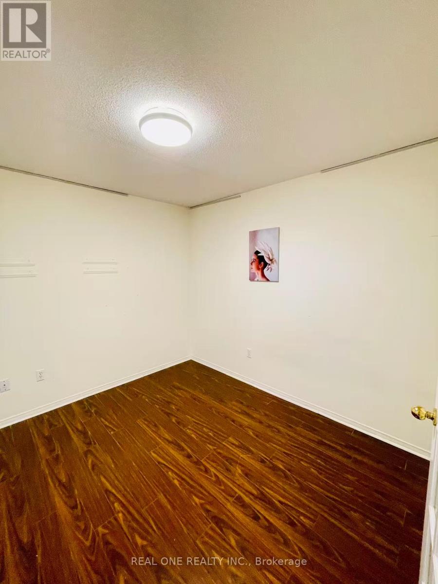 5316 Hollypoint Avenue, Mississauga, Ontario  L5V 2L3 - Photo 10 - W12526914