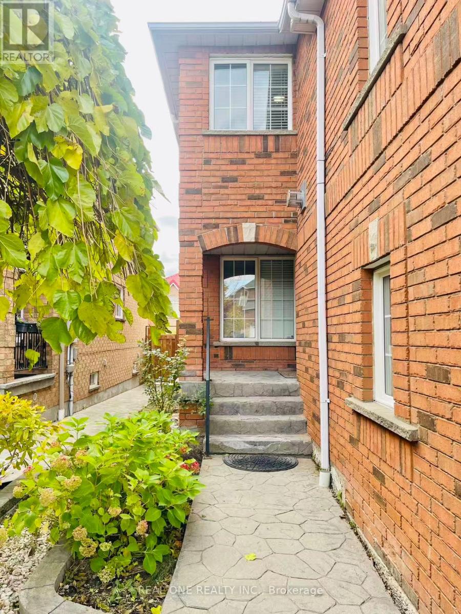 5316 Hollypoint Avenue, Mississauga, Ontario  L5V 2L3 - Photo 2 - W12526914