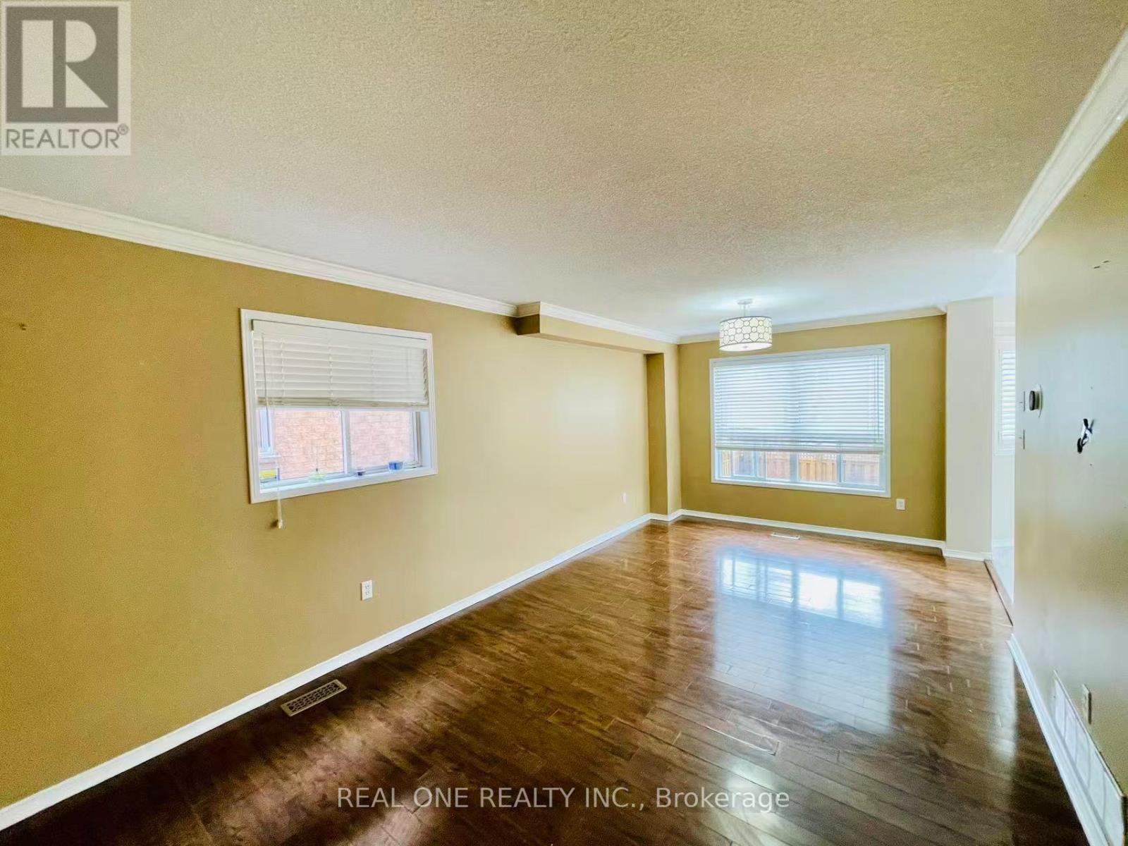 5316 Hollypoint Avenue, Mississauga, Ontario  L5V 2L3 - Photo 6 - W12526914