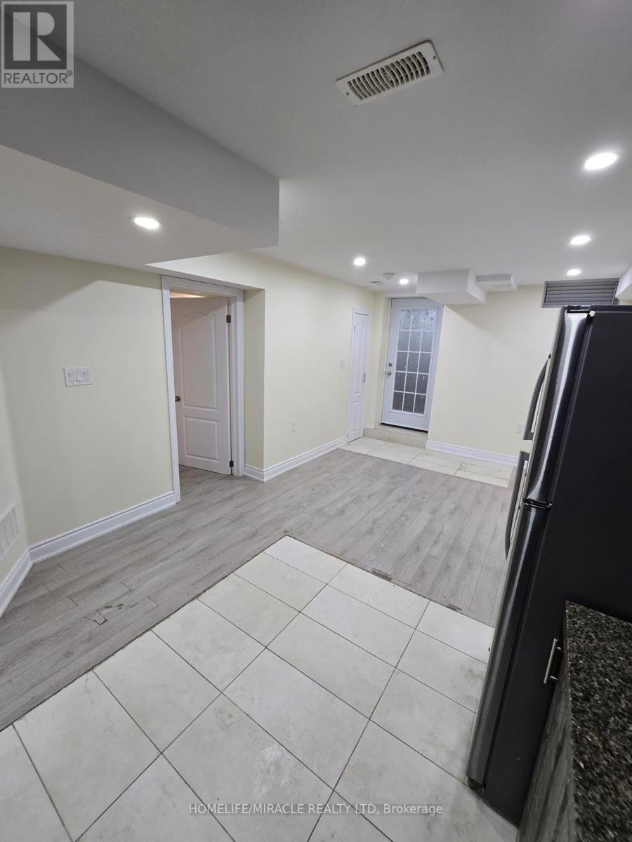 6 Padbury Trail, Brampton, Ontario  L7A 4M3 - Photo 10 - W12526920