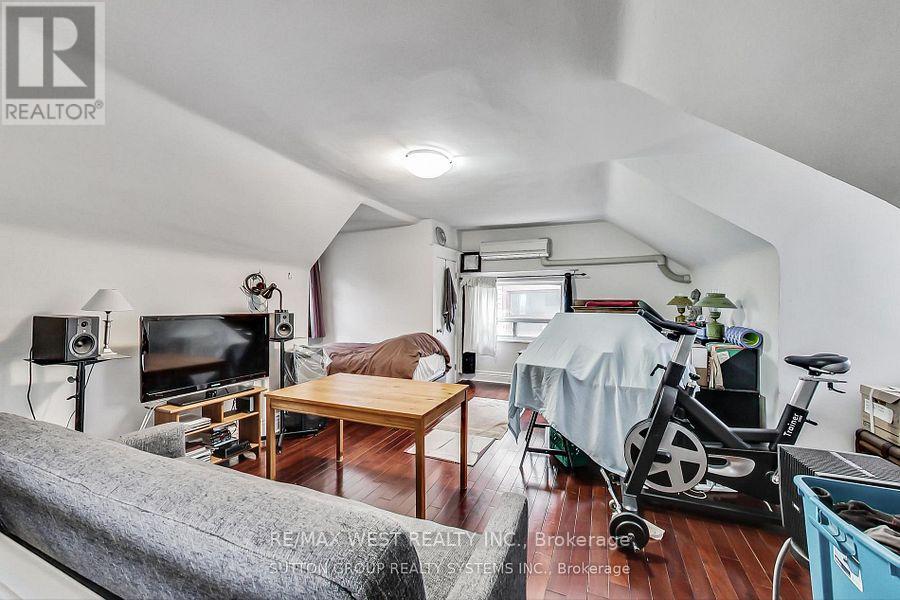 2s - 328 High Park Avenue, Toronto, Ontario  M6P 2S7 - Photo 5 - W12526950