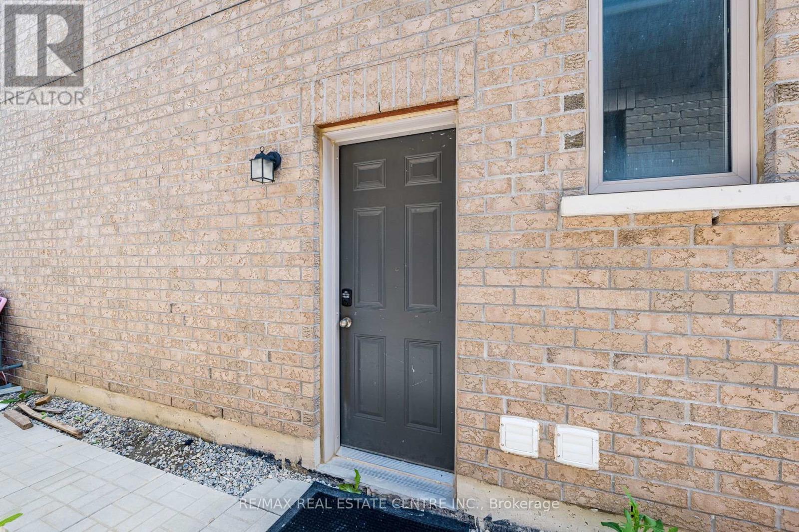 8 Clunburry Road, Brampton, Ontario  L7A 5B4 - Photo 12 - W12526956