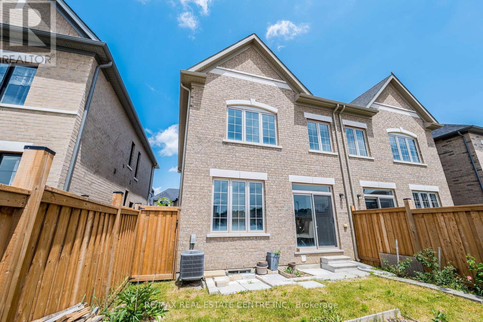 8 Clunburry Road, Brampton, Ontario  L7A 5B4 - Photo 14 - W12526956