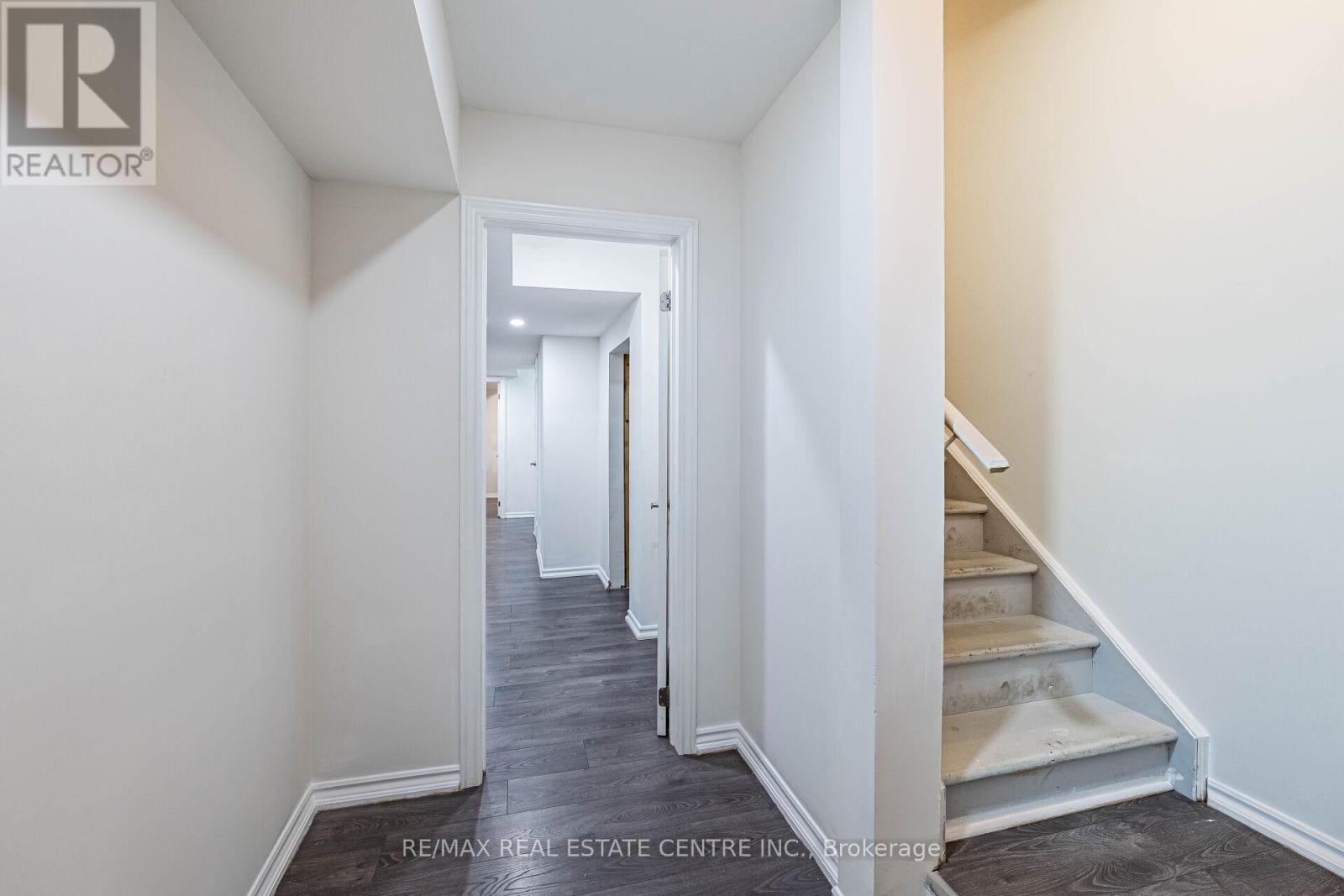 8 Clunburry Road, Brampton, Ontario  L7A 5B4 - Photo 3 - W12526956