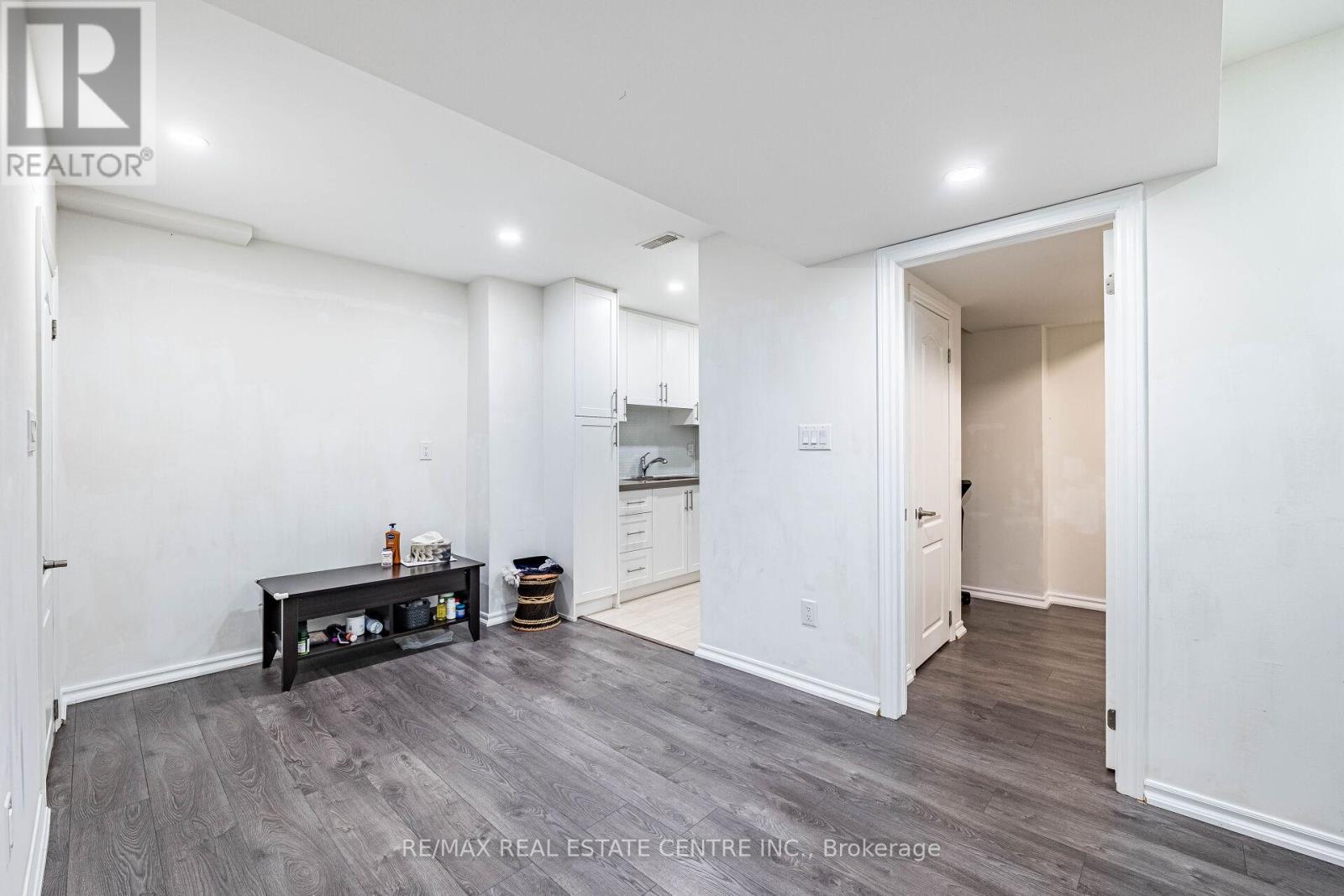 8 Clunburry Road, Brampton, Ontario  L7A 5B4 - Photo 4 - W12526956