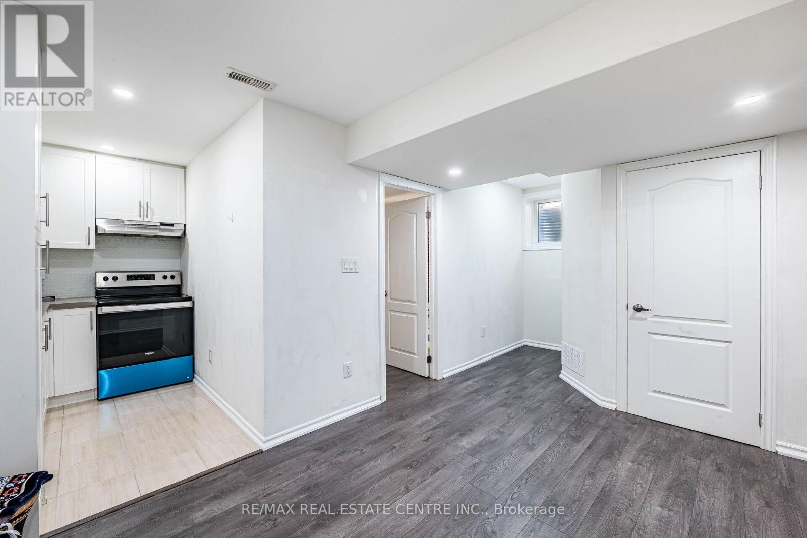 8 Clunburry Road, Brampton, Ontario  L7A 5B4 - Photo 5 - W12526956