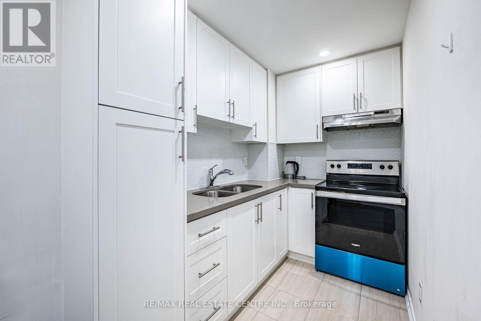 8 Clunburry Road, Brampton, Ontario  L7A 5B4 - Photo 6 - W12526956