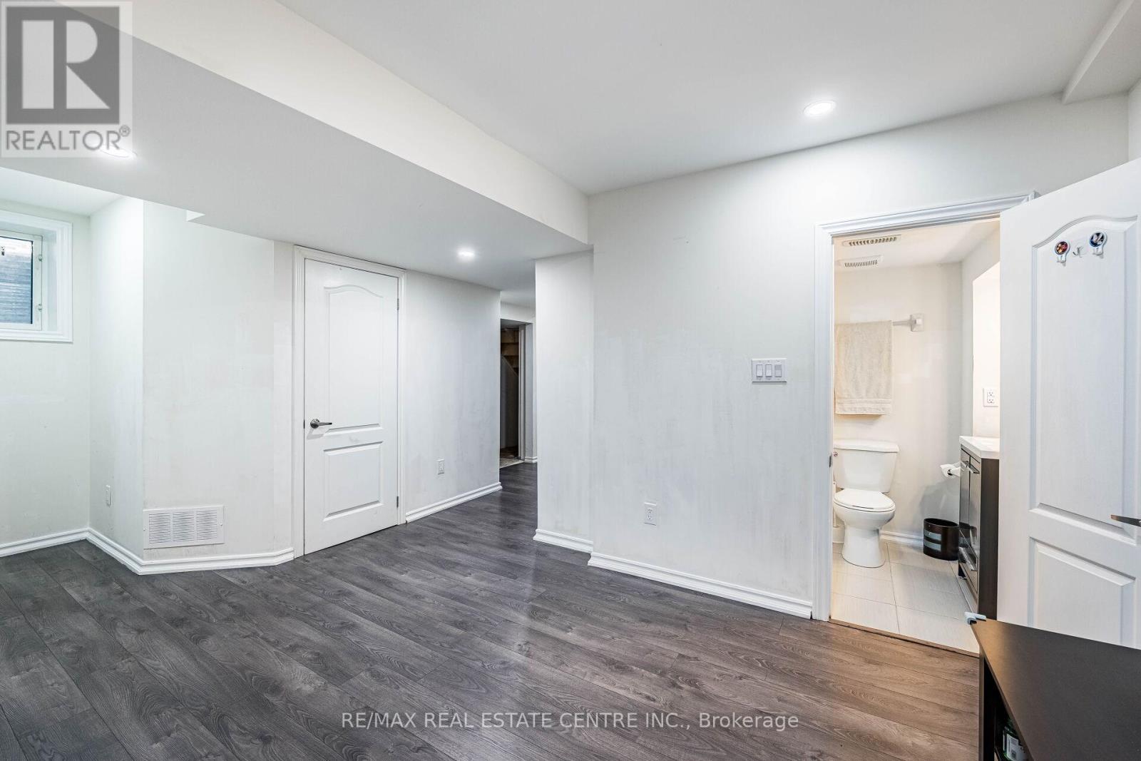 8 Clunburry Road, Brampton, Ontario  L7A 5B4 - Photo 8 - W12526956