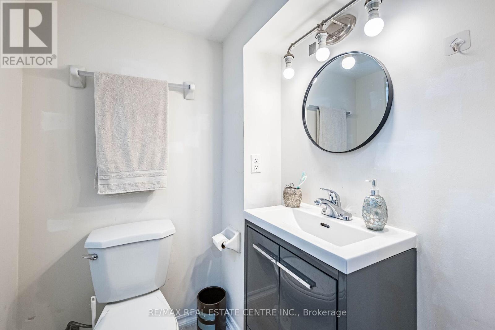 8 Clunburry Road, Brampton, Ontario  L7A 5B4 - Photo 9 - W12526956