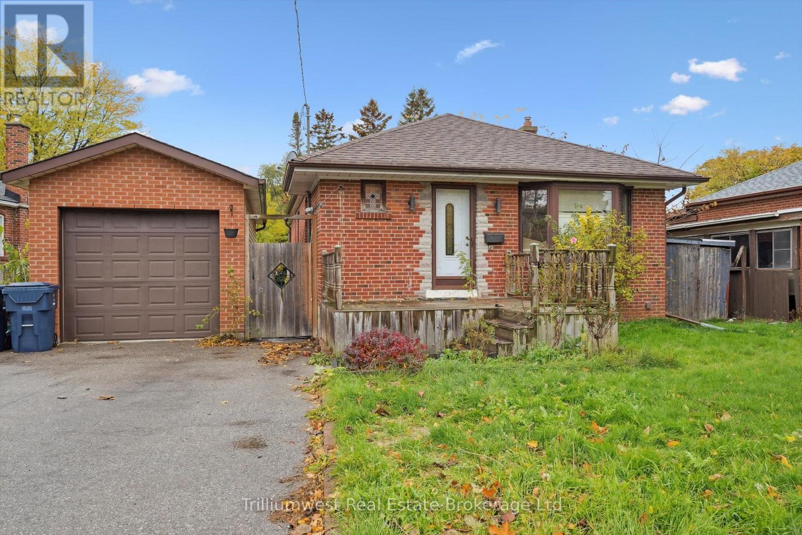 22 COMPTON DRIVE, Toronto, Ontario