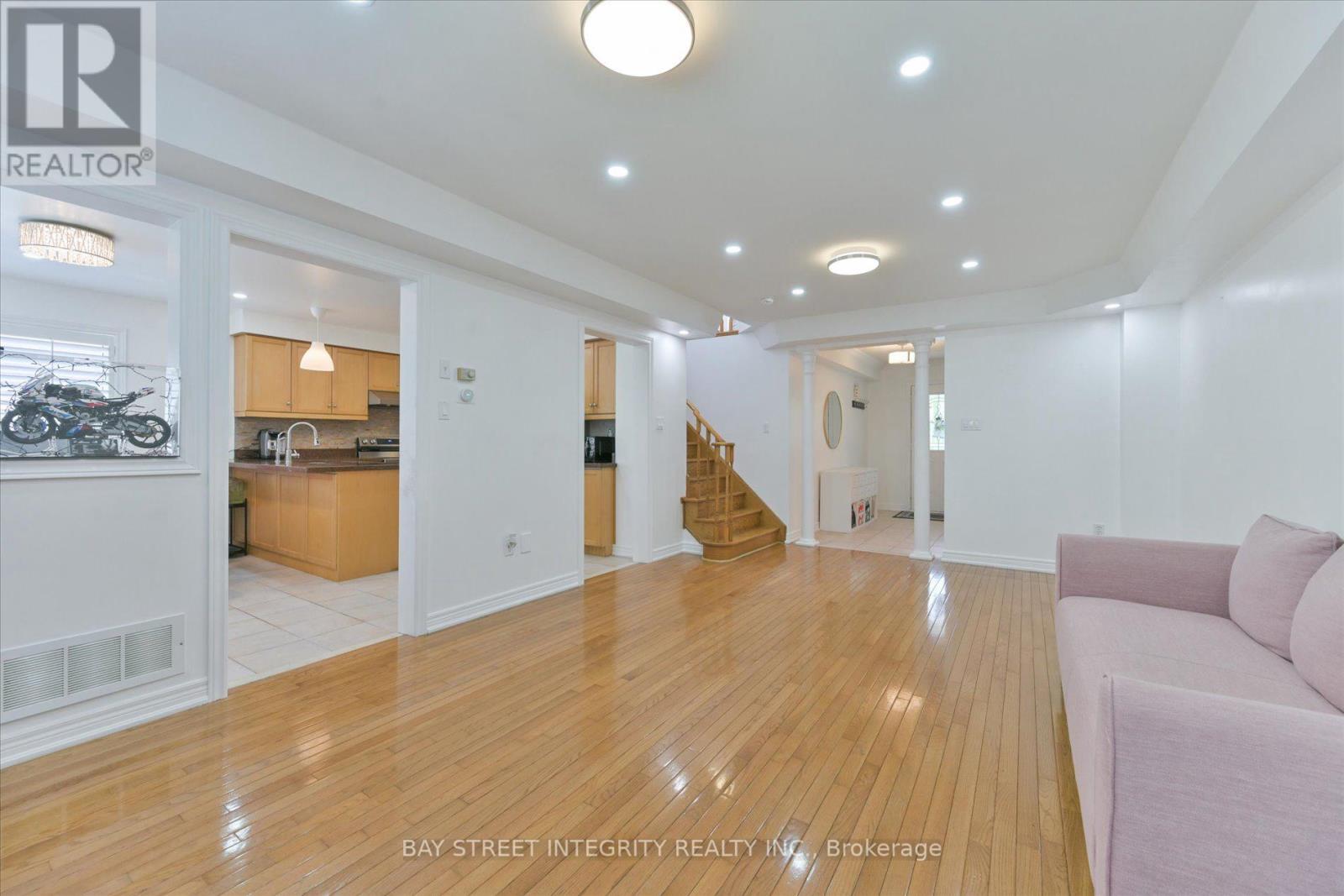 32 Sail Crescent, Vaughan, Ontario  L6A 2Z2 - Photo 6 - N12393233