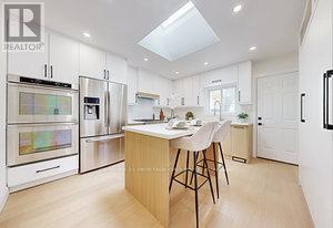 547 Melrose Avenue, Toronto, Ontario  M5M 2A4 - Photo 11 - C12527072