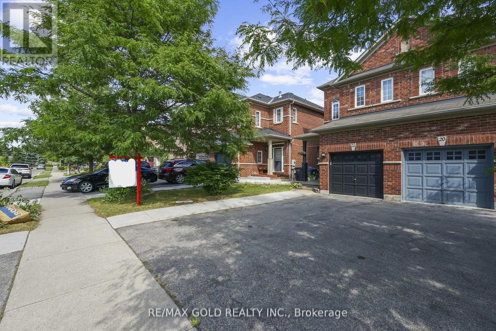 22 Nathaniel Crescent, Brampton, Ontario  L6Y 5M5 - Photo 2 - W12527052