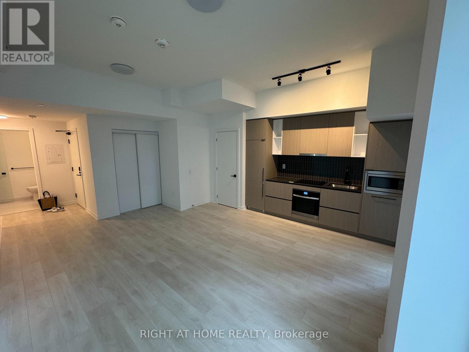 605 - 10 Graphophone Grove N, Toronto, Ontario  M6H 0E5 - Photo 6 - W12527056