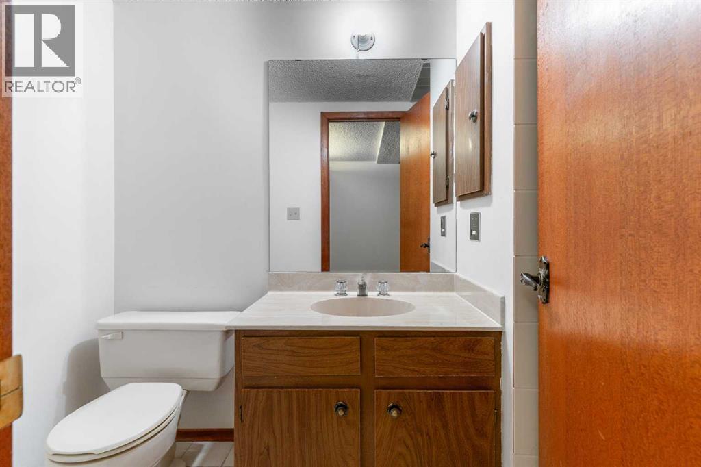 1008 Shawnee Drive Sw, Calgary, Alberta  T2Y 2T9 - Photo 35 - A2247245