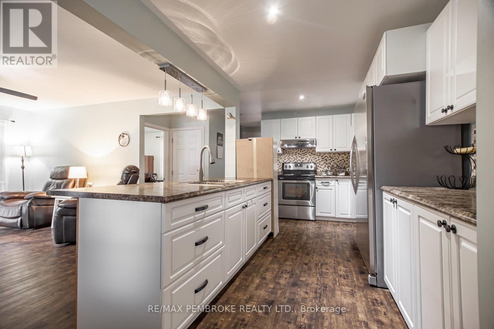 363 Julien Street, Pembroke, Ontario  K8A 3P8 - Photo 10 - X12527128