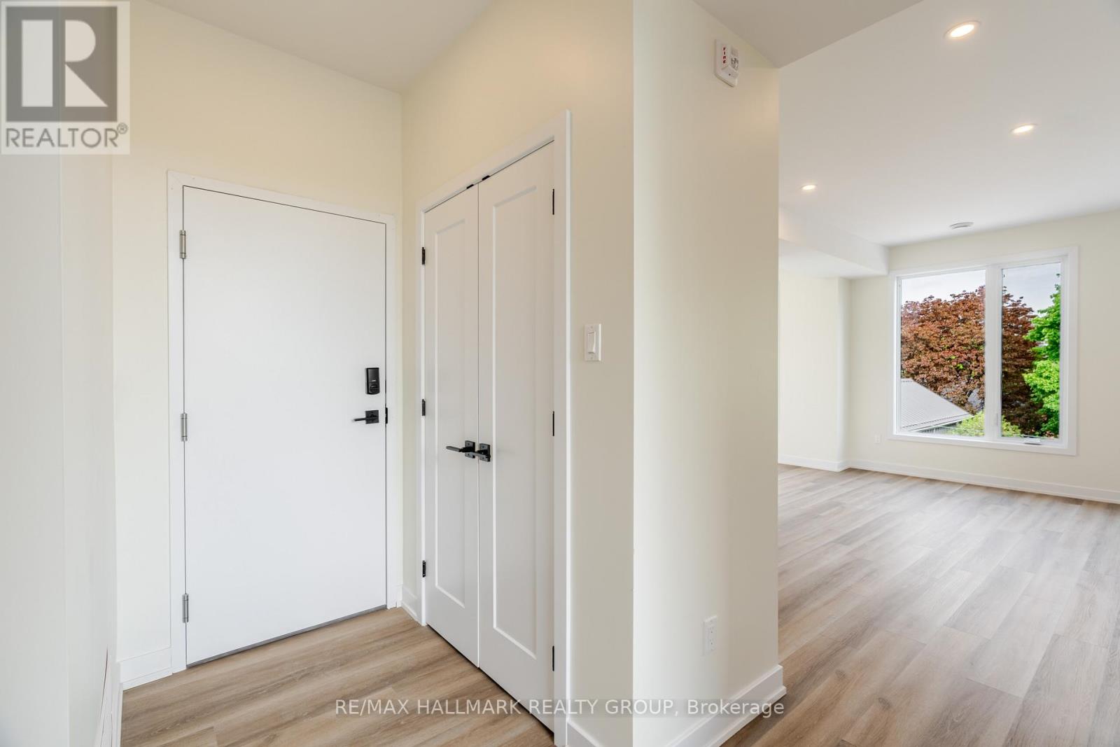 4 - 22 Sims Avenue, Ottawa, Ontario  K1Y 3K1 - Photo 4 - X12527130