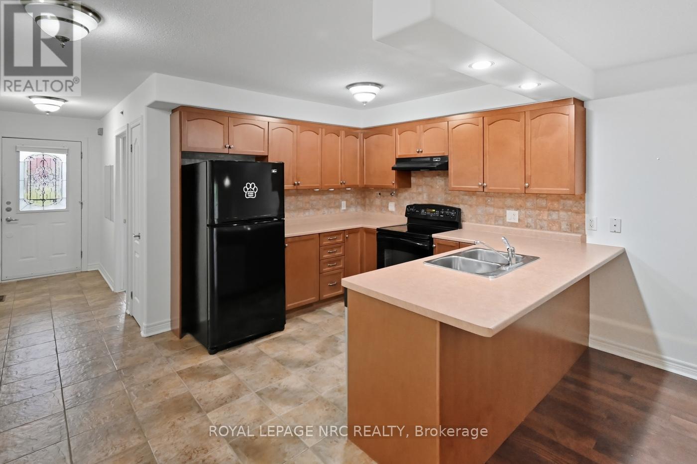 18 Bluegrass Crescent, St. Catharines, Ontario L2P 0A7 - Photo 10 - X12527160