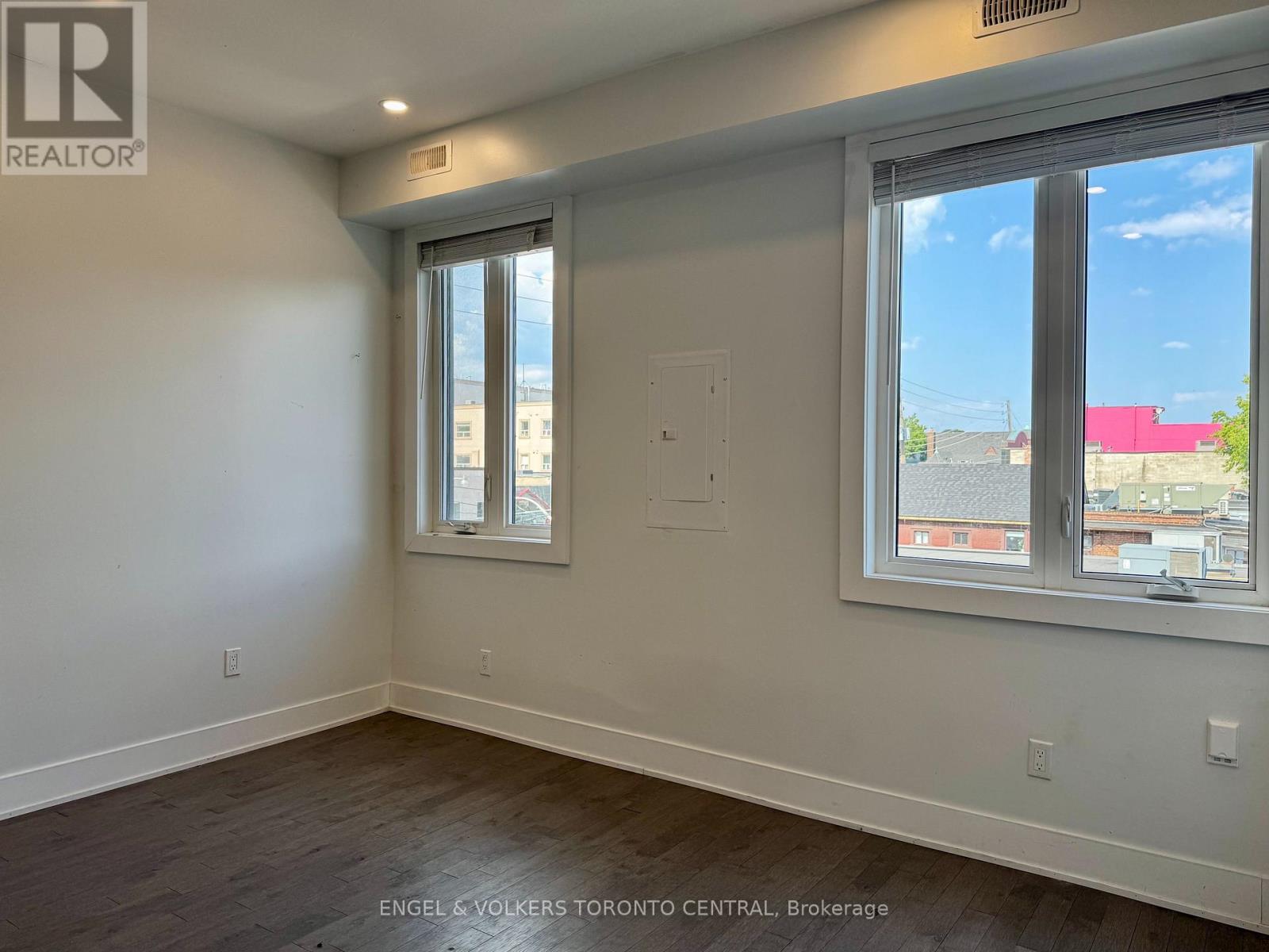 2 - 1415 Gerrard Street E, Toronto, Ontario  M4L 1Z5 - Photo 3 - E12527154