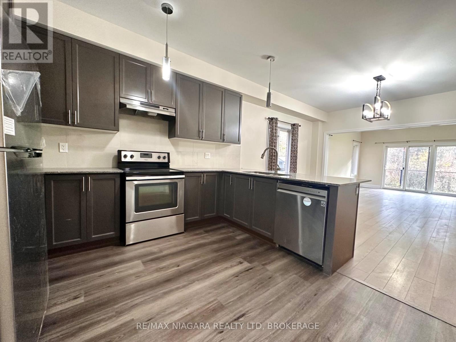 102 Cannery Drive, Niagara-On-The-Lake, Ontario L0S 1J1 - Photo 2 - X12527172