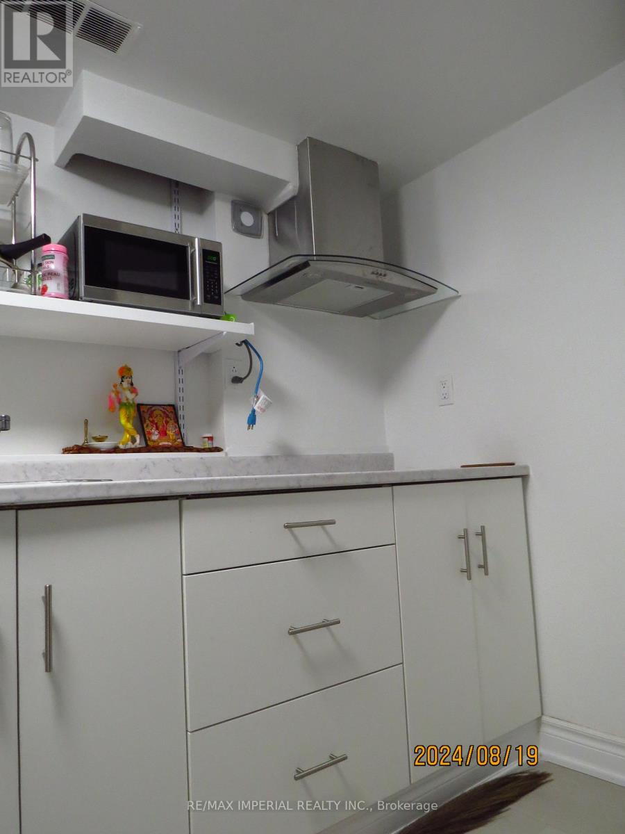 47 Kemp Sell Crescent, Toronto, Ontario  M2J 2Z6 - Photo 3 - C12527194