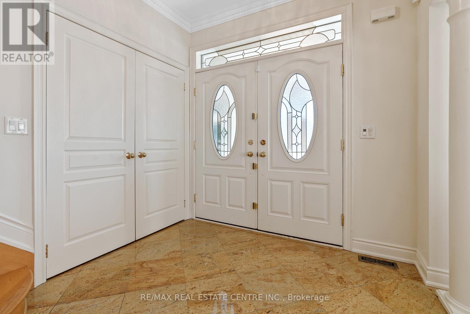 645 Cranleigh Court, Mississauga, Ontario  L5H 4M5 - Photo 2 - W12527182