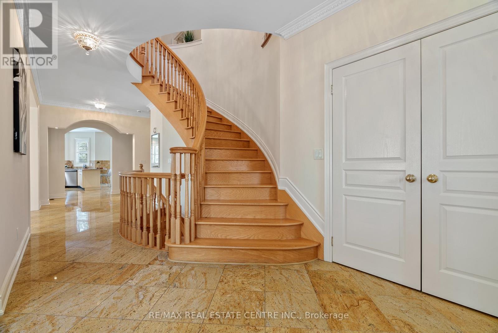 645 Cranleigh Court, Mississauga, Ontario  L5H 4M5 - Photo 3 - W12527182