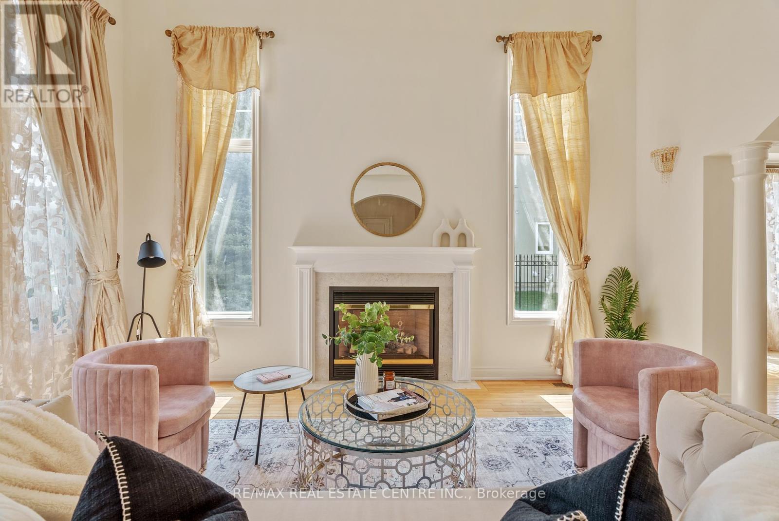 645 Cranleigh Court, Mississauga, Ontario  L5H 4M5 - Photo 4 - W12527182