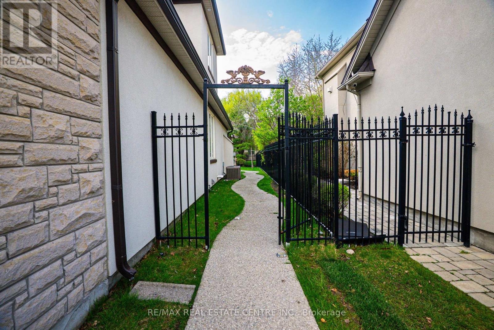 645 Cranleigh Court, Mississauga, Ontario  L5H 4M5 - Photo 48 - W12527182