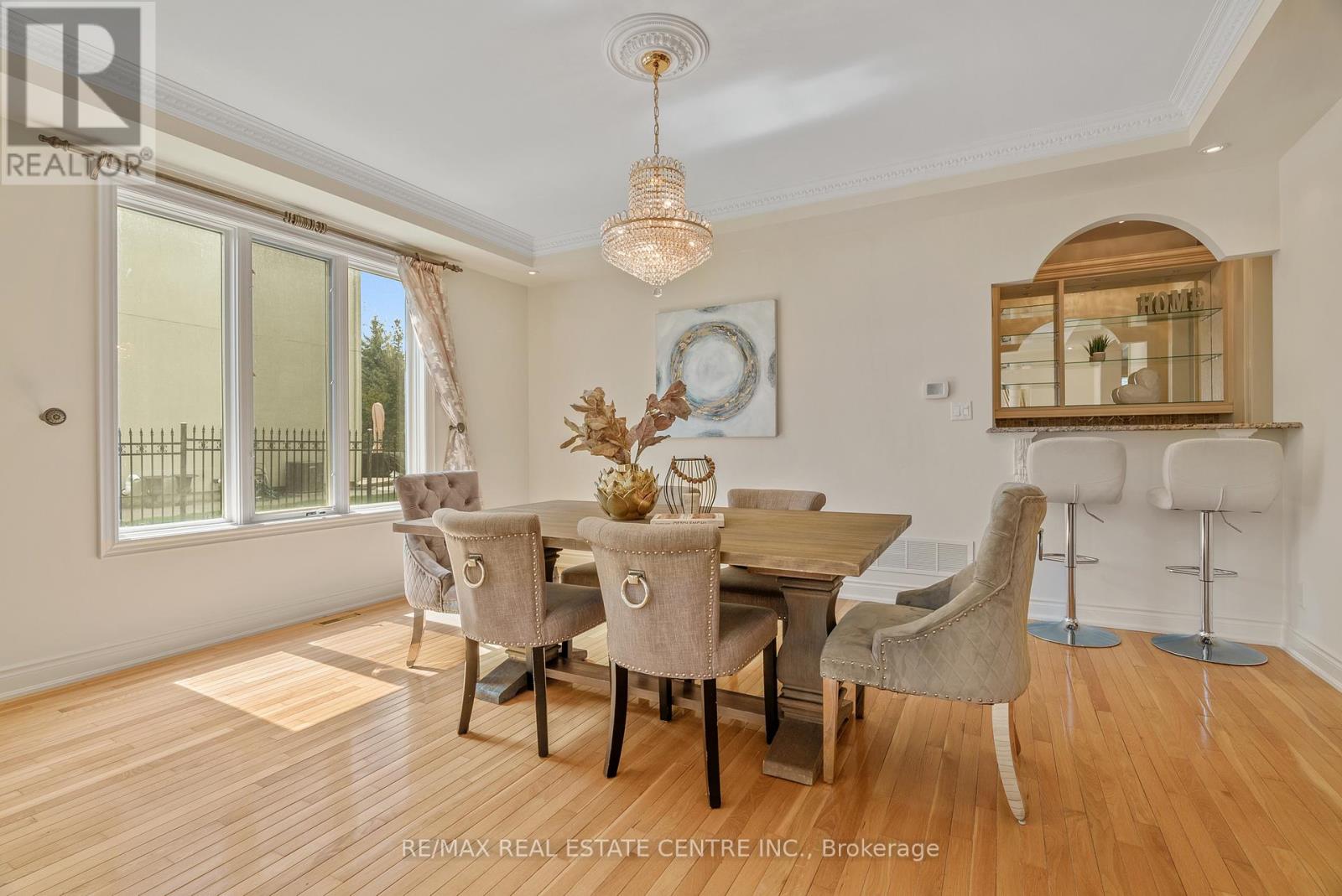 645 Cranleigh Court, Mississauga, Ontario  L5H 4M5 - Photo 7 - W12527182