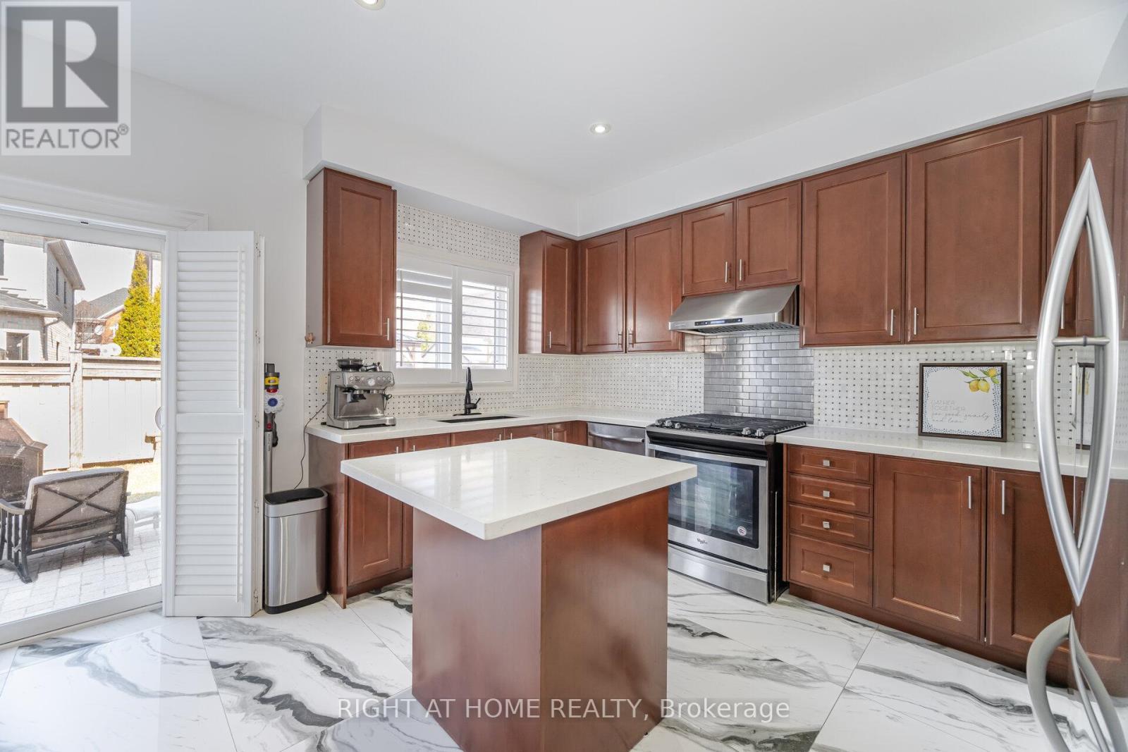 204 Lormel Gate, Vaughan, Ontario  L4H 0C9 - Photo 11 - N12384009