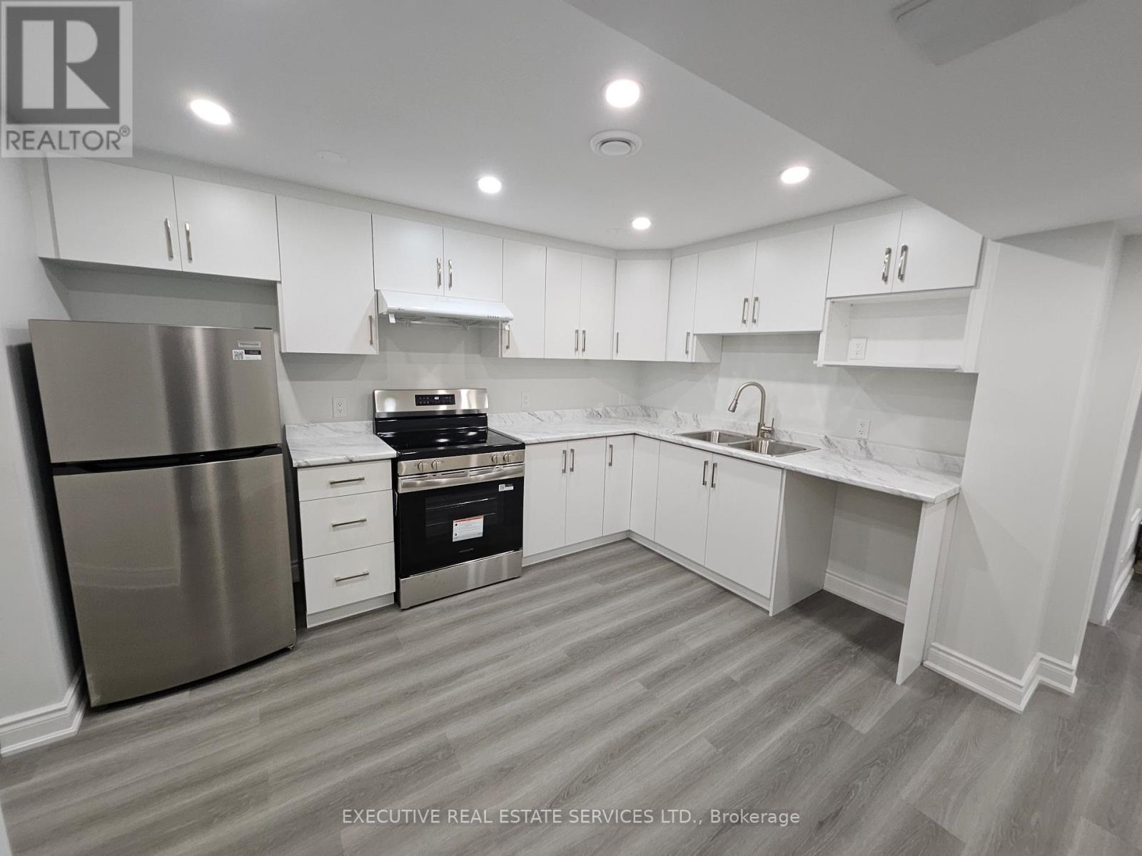 3910 Skyview Street, Mississauga, Ontario  L5M 8A4 - Photo 12 - W12527264