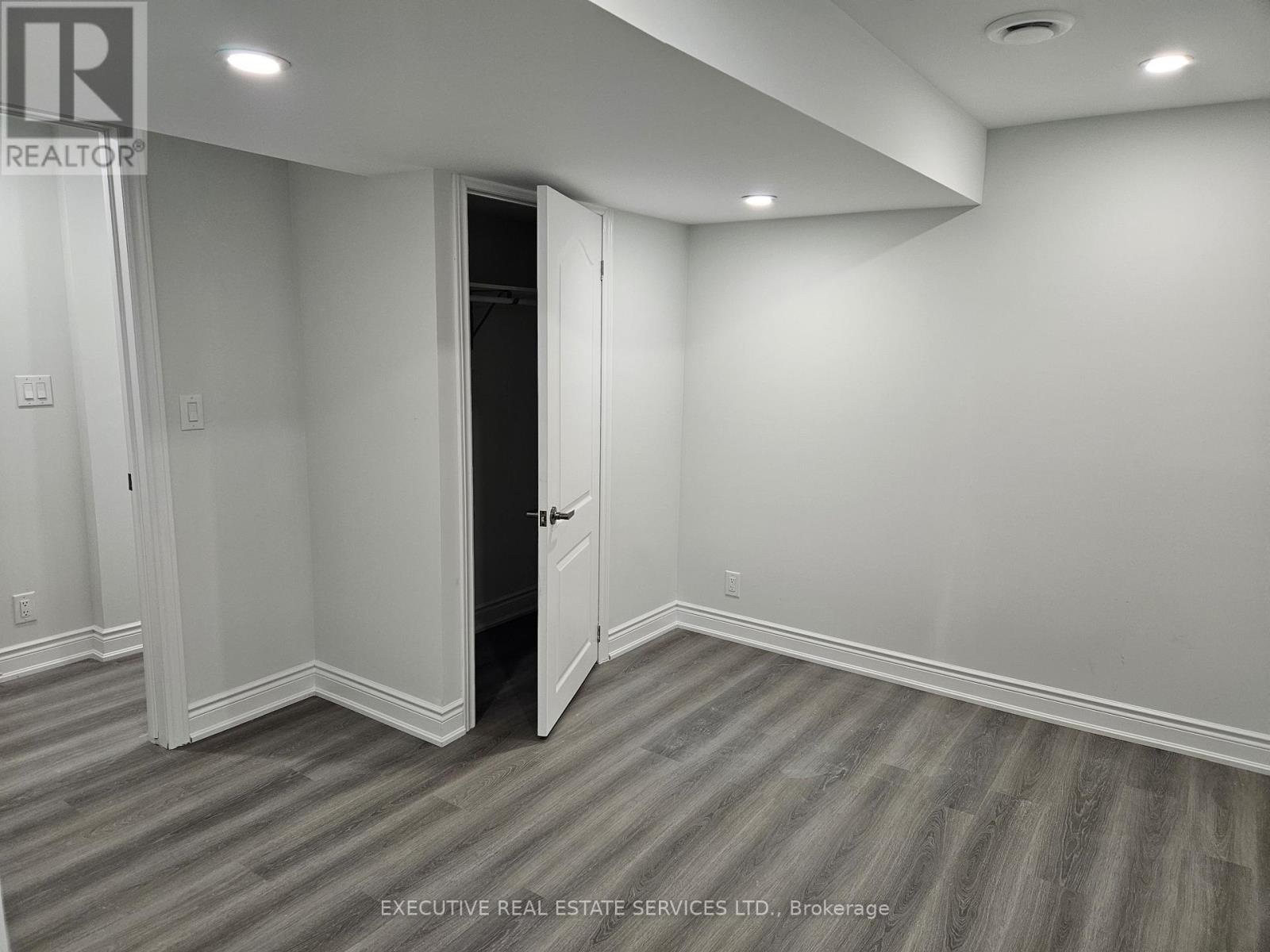 3910 Skyview Street, Mississauga, Ontario  L5M 8A4 - Photo 13 - W12527264