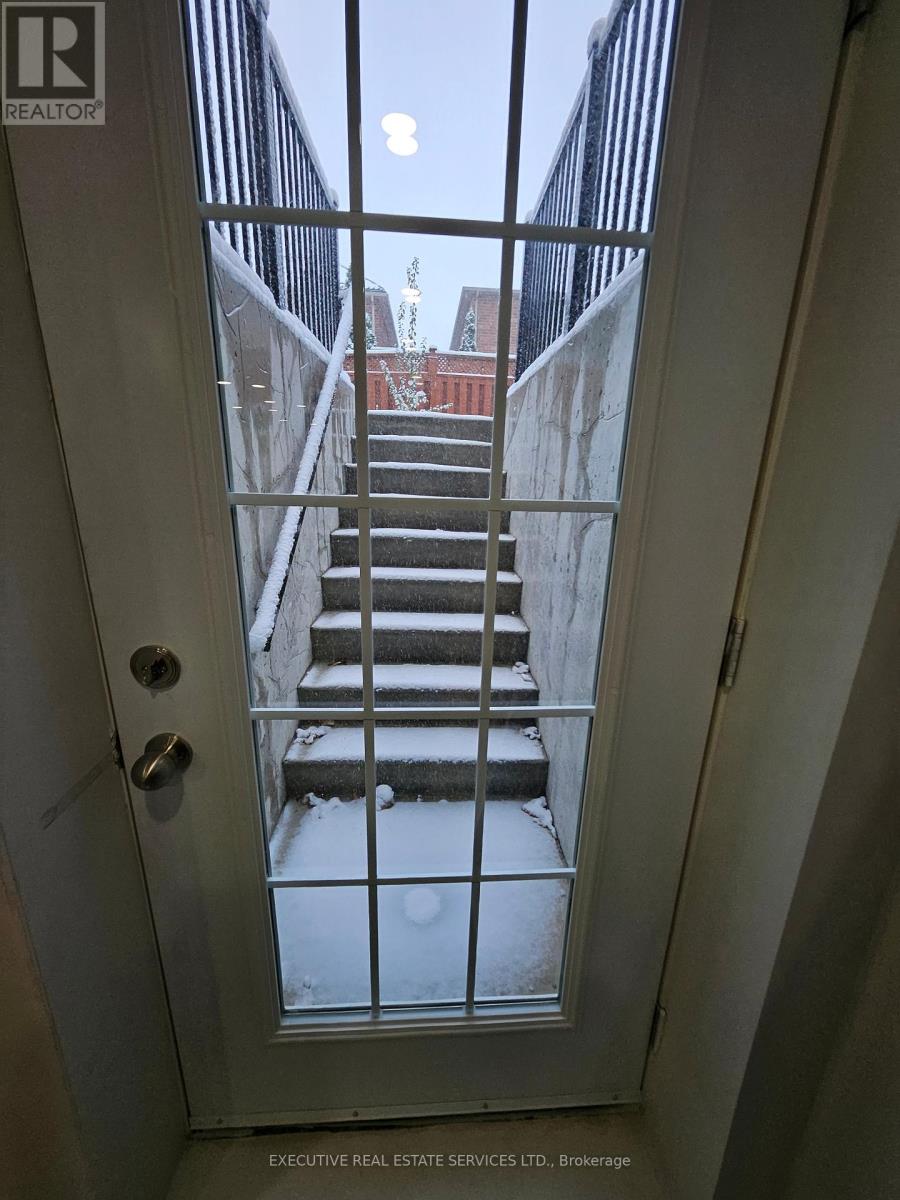 3910 Skyview Street, Mississauga, Ontario  L5M 8A4 - Photo 2 - W12527264