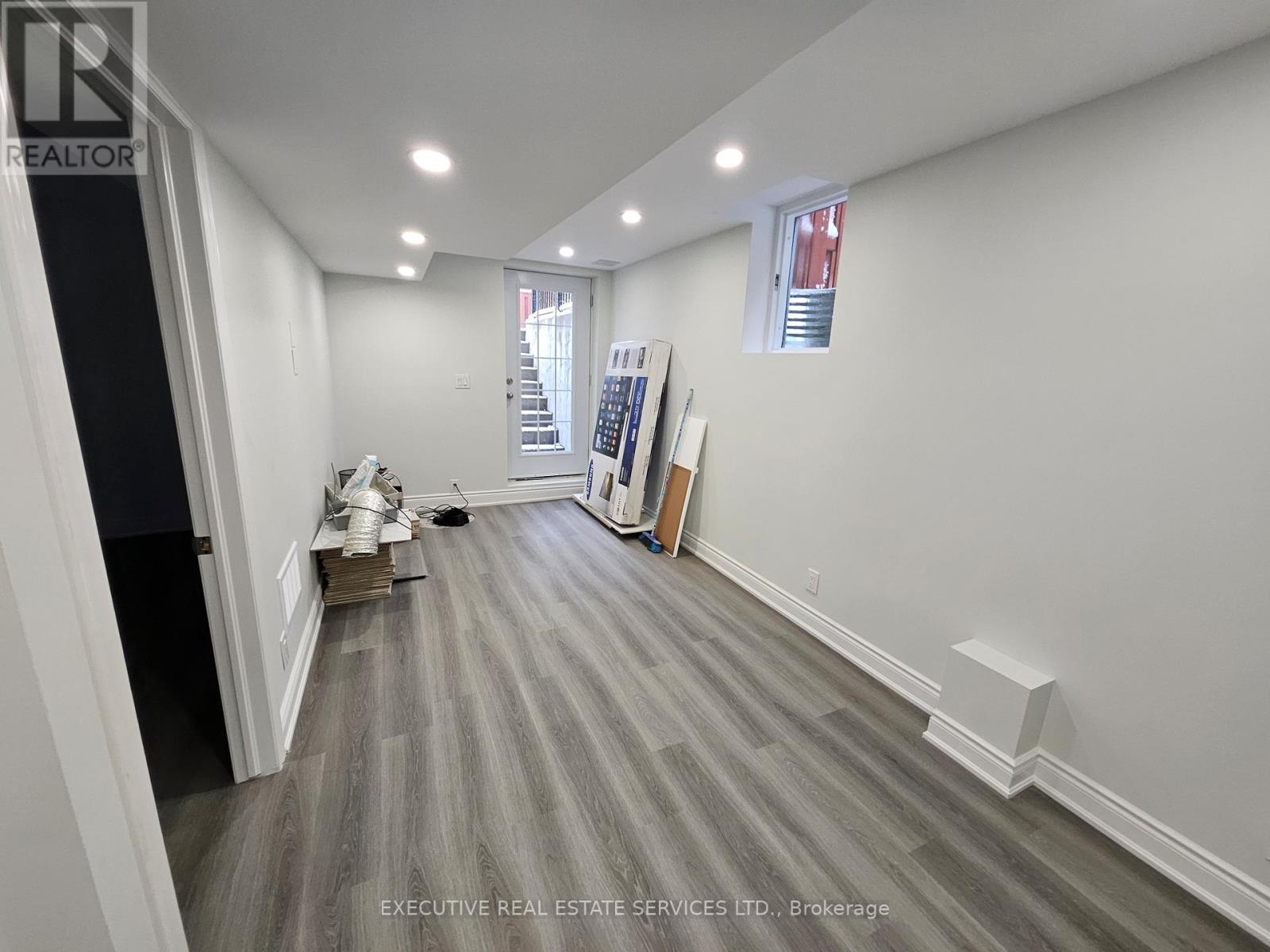 3910 Skyview Street, Mississauga, Ontario  L5M 8A4 - Photo 3 - W12527264