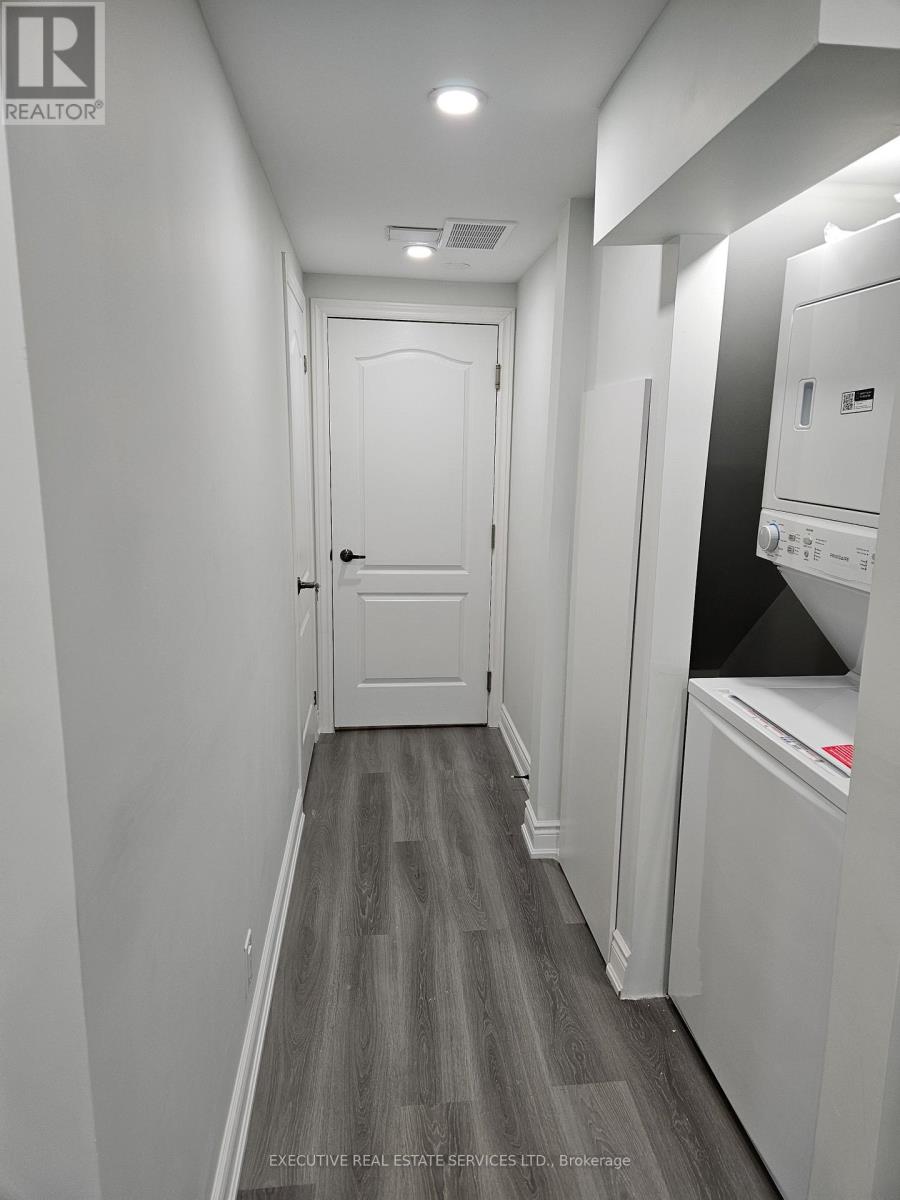 3910 Skyview Street, Mississauga, Ontario  L5M 8A4 - Photo 5 - W12527264