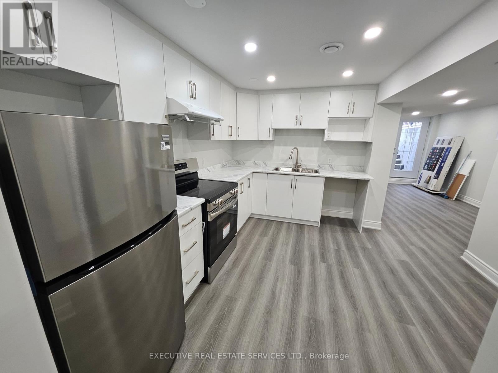 3910 Skyview Street, Mississauga, Ontario  L5M 8A4 - Photo 6 - W12527264