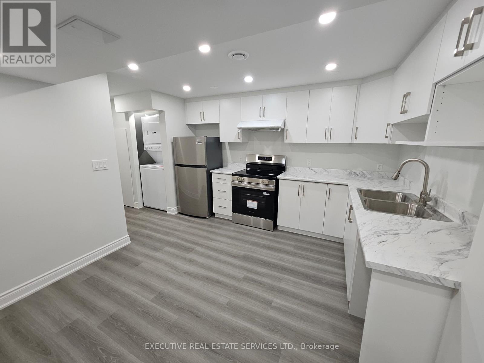 3910 Skyview Street, Mississauga, Ontario  L5M 8A4 - Photo 7 - W12527264